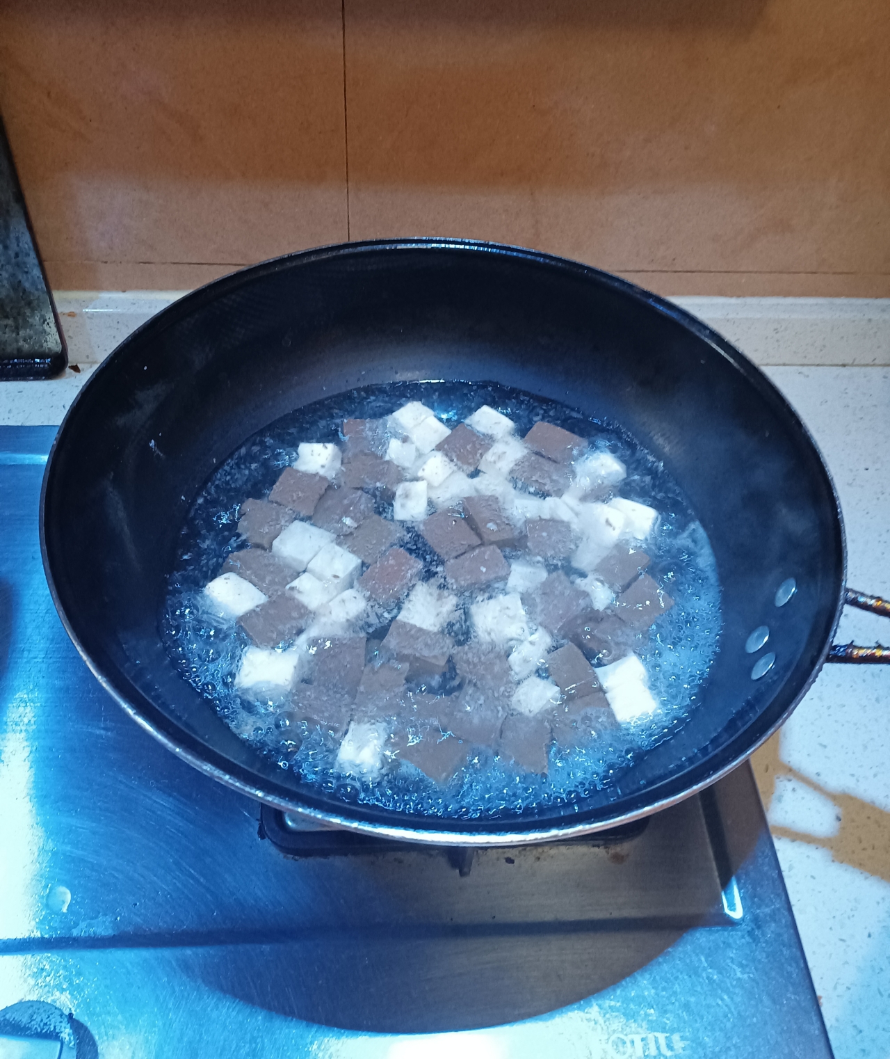 猪血烧豆腐～一道非常简单的家常菜的做法 步骤1
