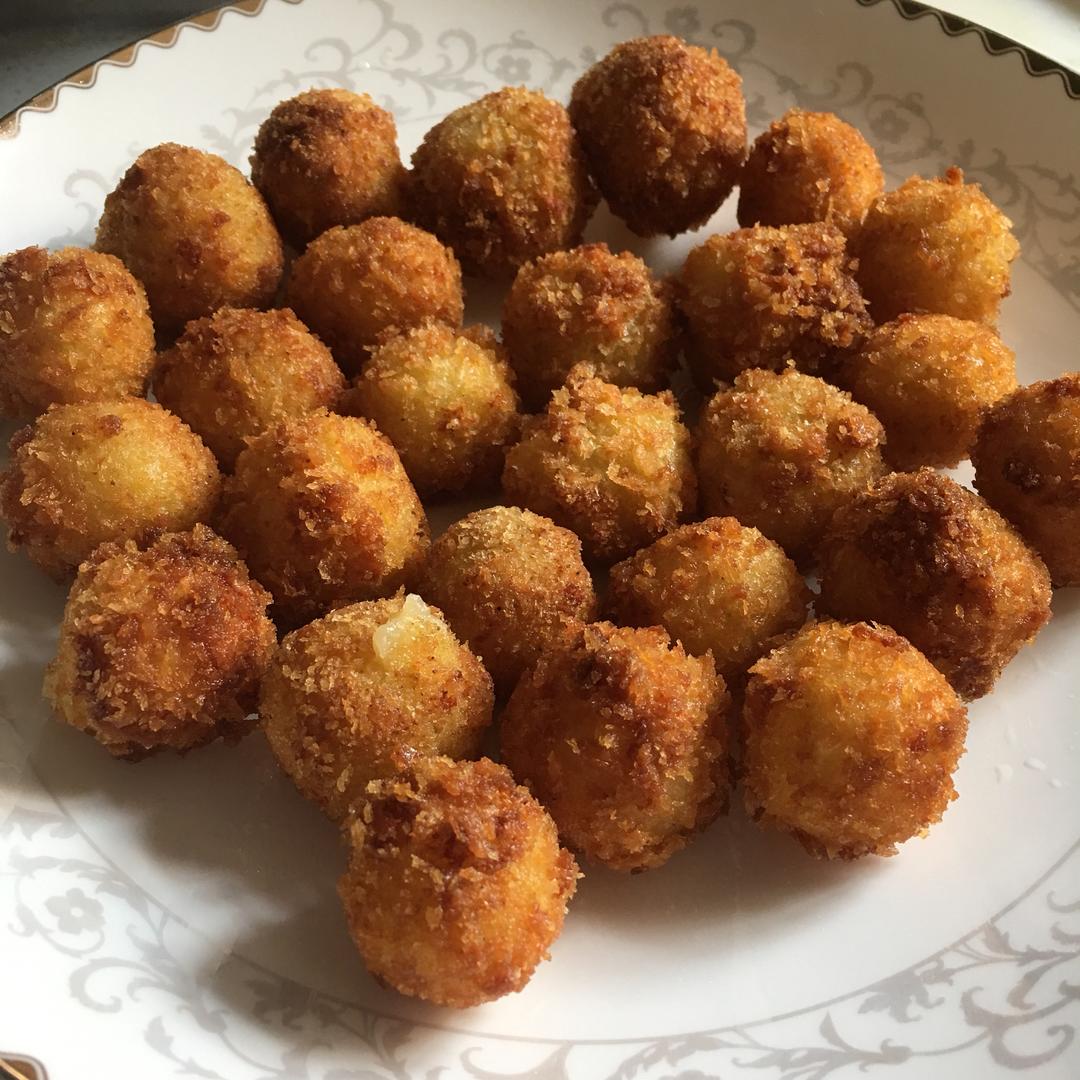 用料炸土豆丸子的做法小贴士和土豆泥,太干就加点牛奶,太湿就加点淀粉