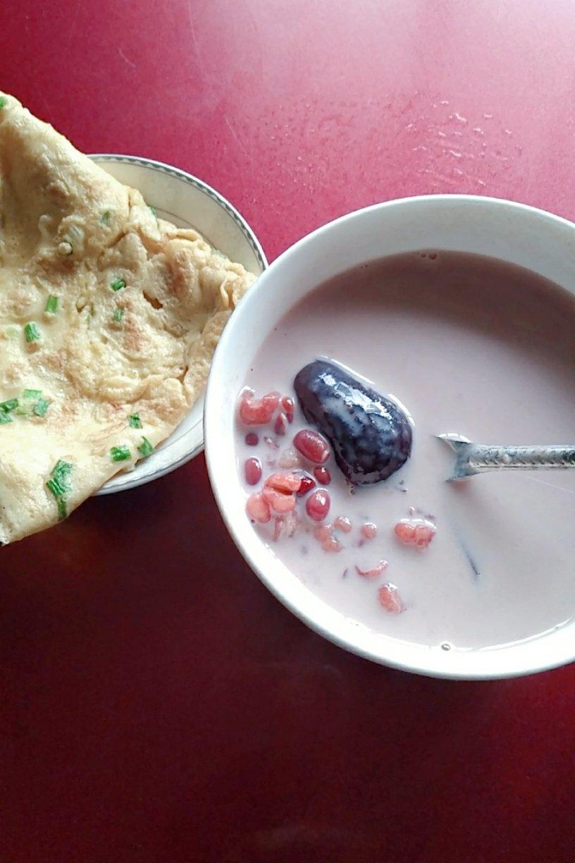 红枣红豆薏仁牛奶粥