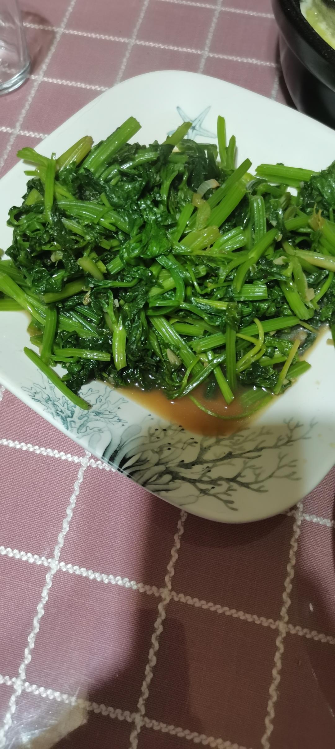 最简单的降压祛脂菜  素炒芹菜