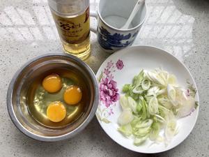 大甜葱炒鸡蛋（3分钟快手菜）的做法 步骤1