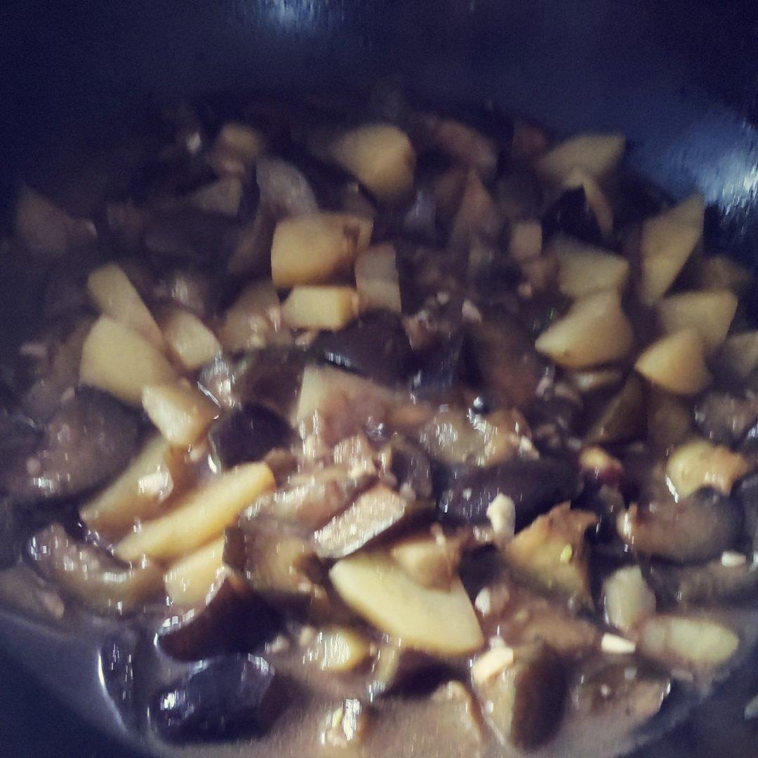 上班族的快手简单晚餐——土豆炖茄子