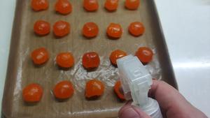 真空包装成品咸鸭蛋黄预处理的做法 步骤9