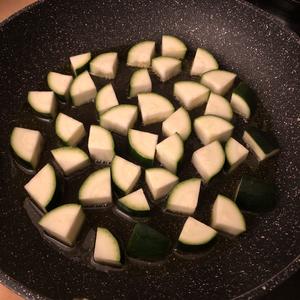 室友最最最爱吃的小瓜（西葫芦）意面🍝的做法 步骤2