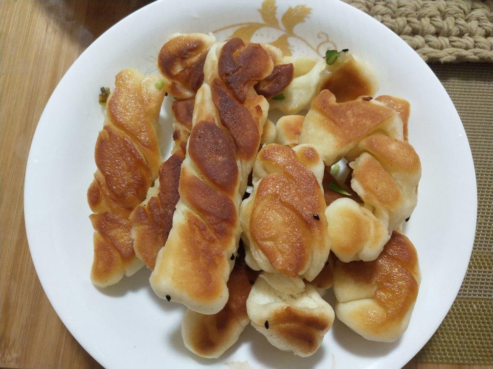 生煎葱油卷子（我觉的就是生煎包和葱油花卷的完美融合！）