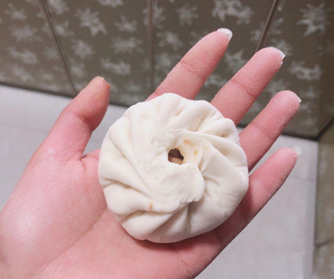 松软多汁的肉包子