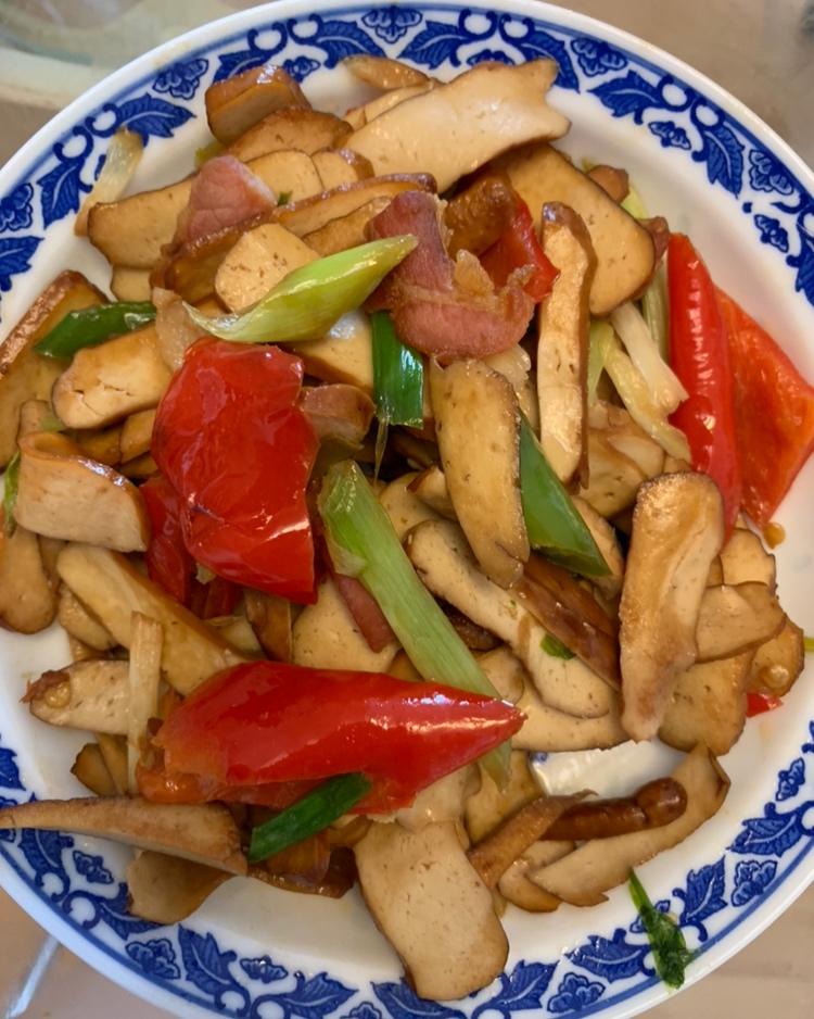 尖椒大蒜熏肉炒香干