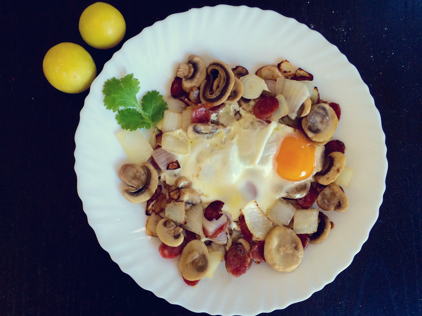 煎鸡蛋炒蘑菇和香肠@生酮的做法