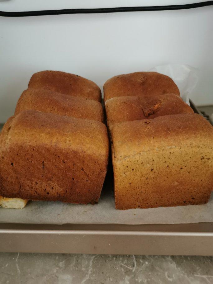 黑全麦波兰种吐司，这么柔软简直怀疑你是个假全麦！