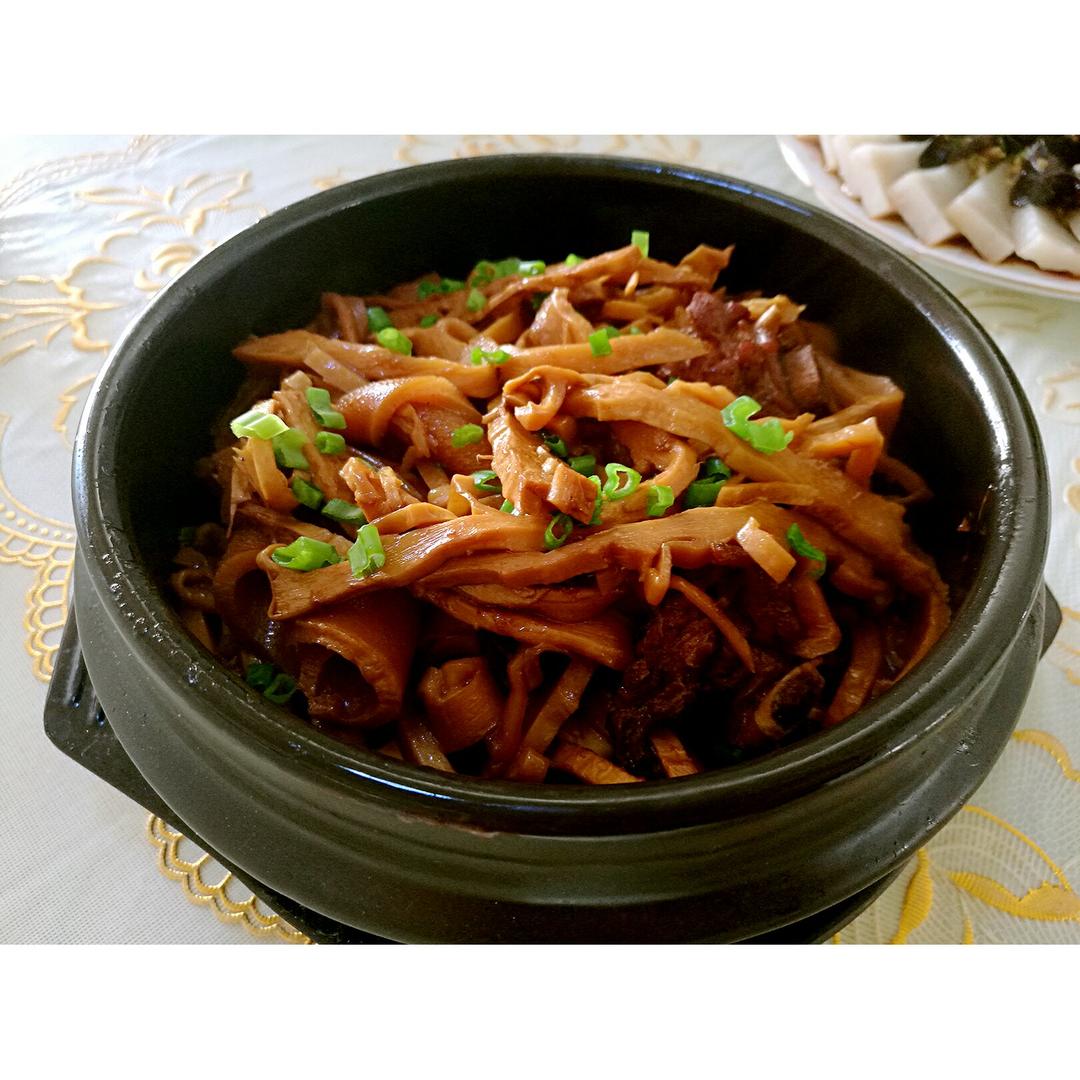 孟孟cookhouse做的啤酒焖笋干五花肉