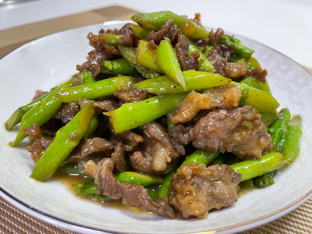 黑椒牛肉炒芦笋