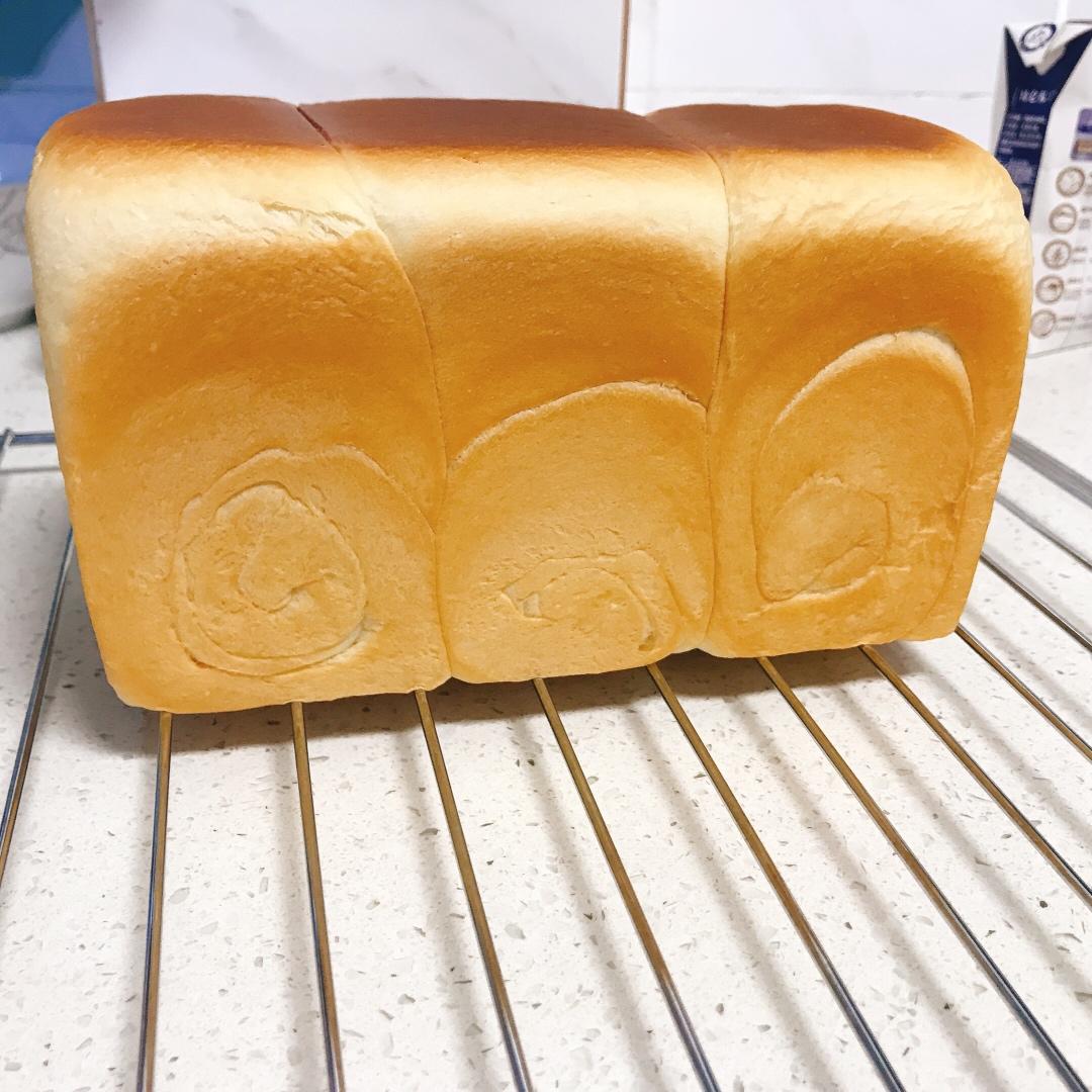 用烤箱自己做面包--手工牛奶吐司面包