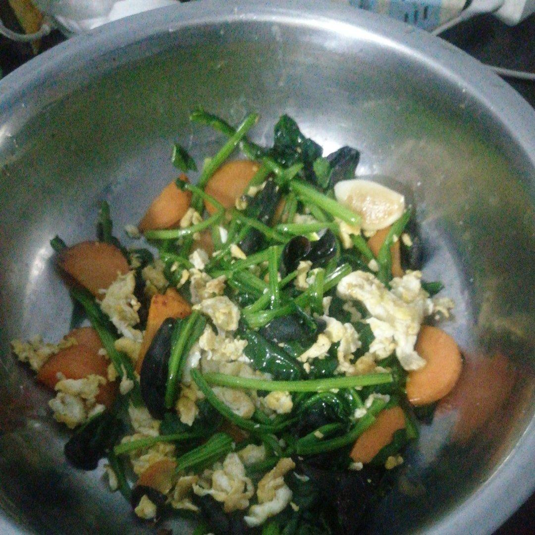 菠菜木耳炒鸡蛋