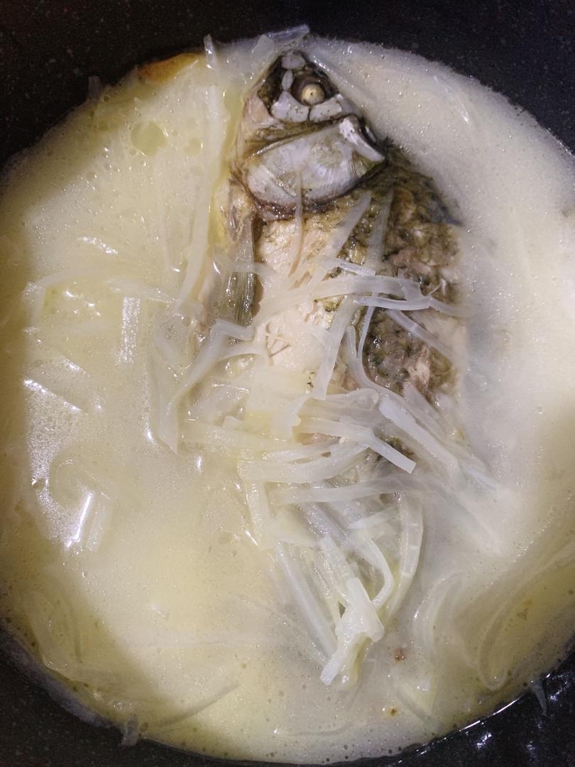 萝卜丝鲫鱼汤