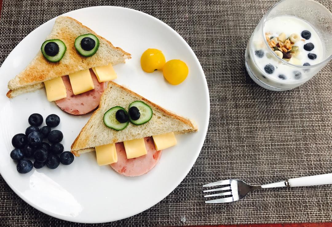 会吐舌头的大牙怪三明治