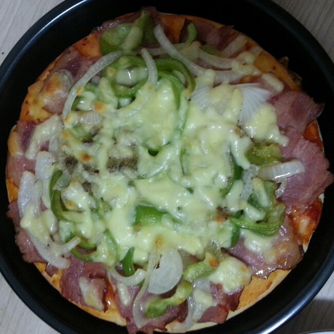 番茄青椒香肠双拼披萨pizza