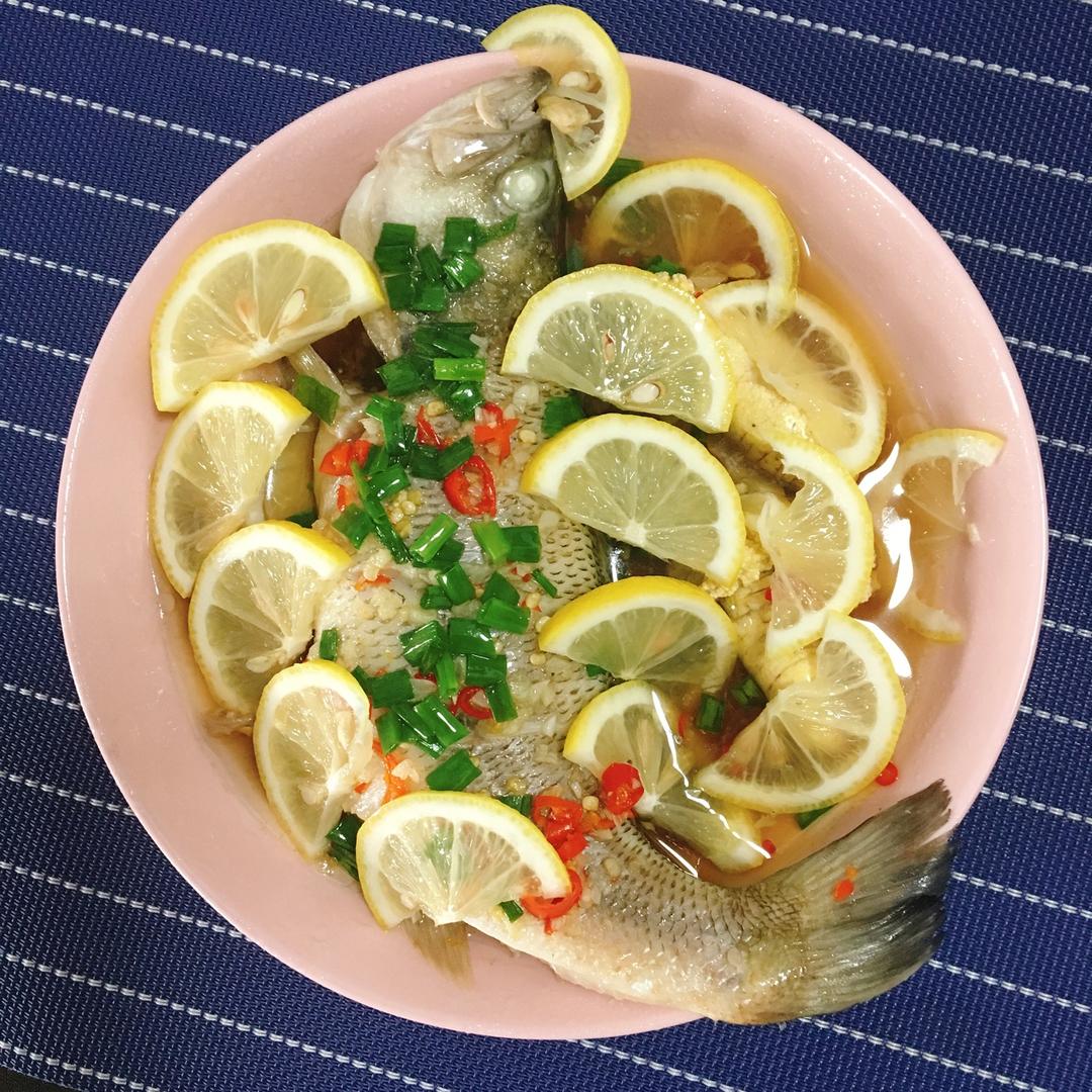 llllllynn做的柠檬蒸鲈鱼