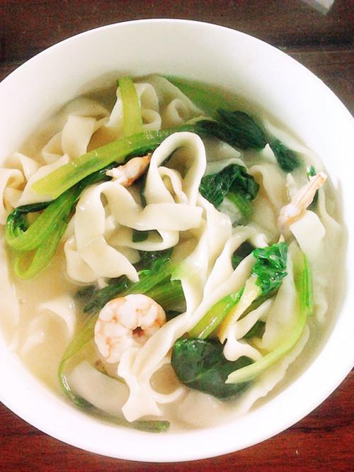 虾仁青菜素面的做法