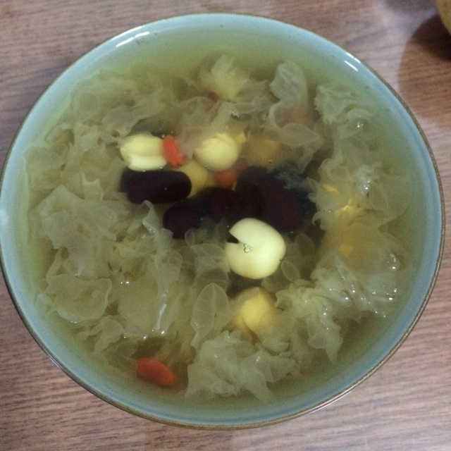 红枣莲子银耳汤