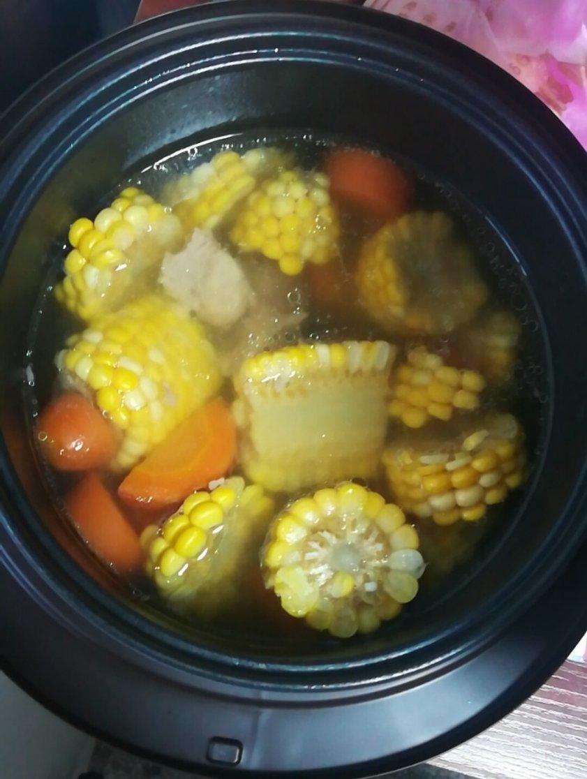 秋日暖汤～秋栗玉米胡萝卜肉骨汤
