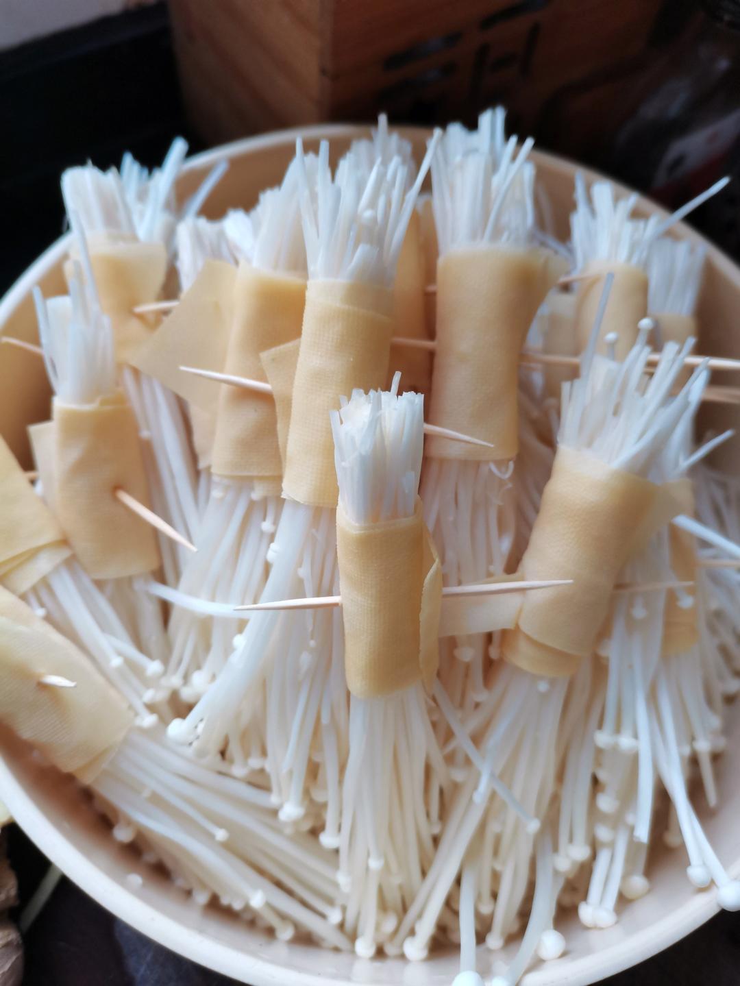 煎金针菇豆腐皮卷