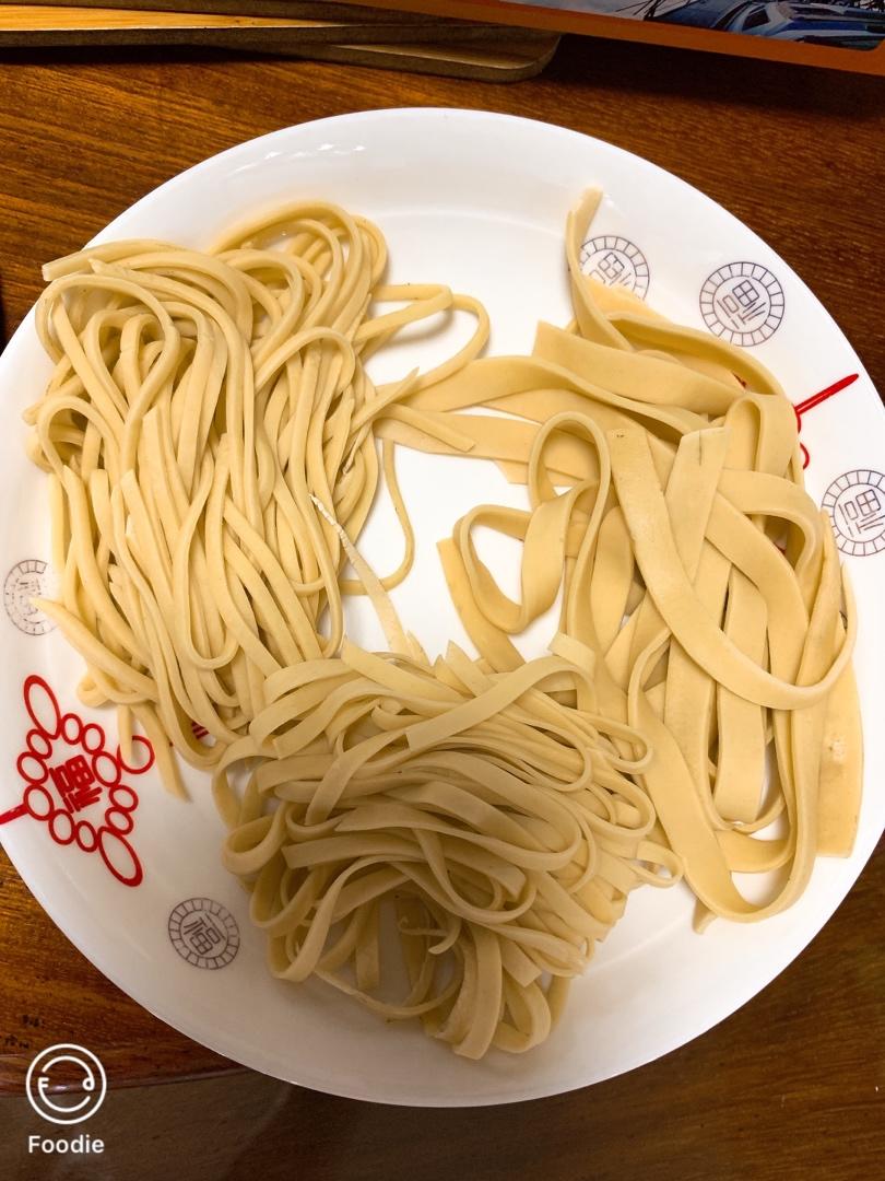 【爽滑筋道的自制面条】（鸡蛋面、菠菜面和胡萝卜面）-面面俱到，家的味道