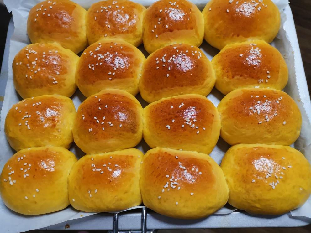 治愈色南瓜（带馅）小面包