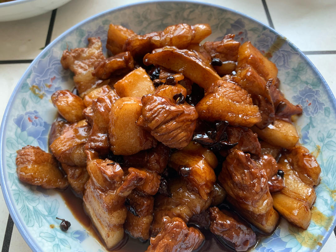 吃着碗里望着锅里的红烧肉