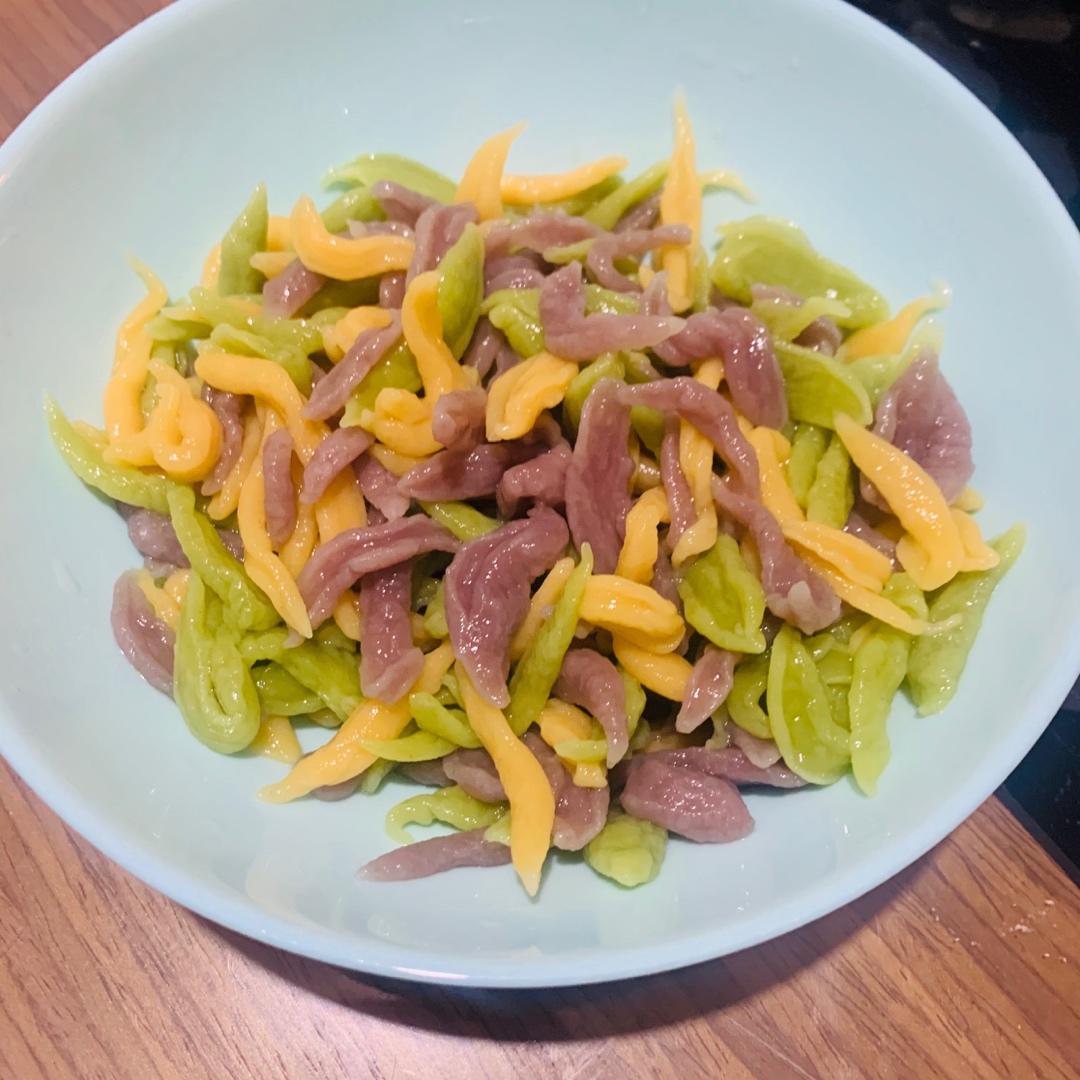 引发食欲的五彩缤纷小鱼面