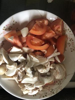 番茄龍利魚蘑菇生菜湯（健康）的做法 步骤2