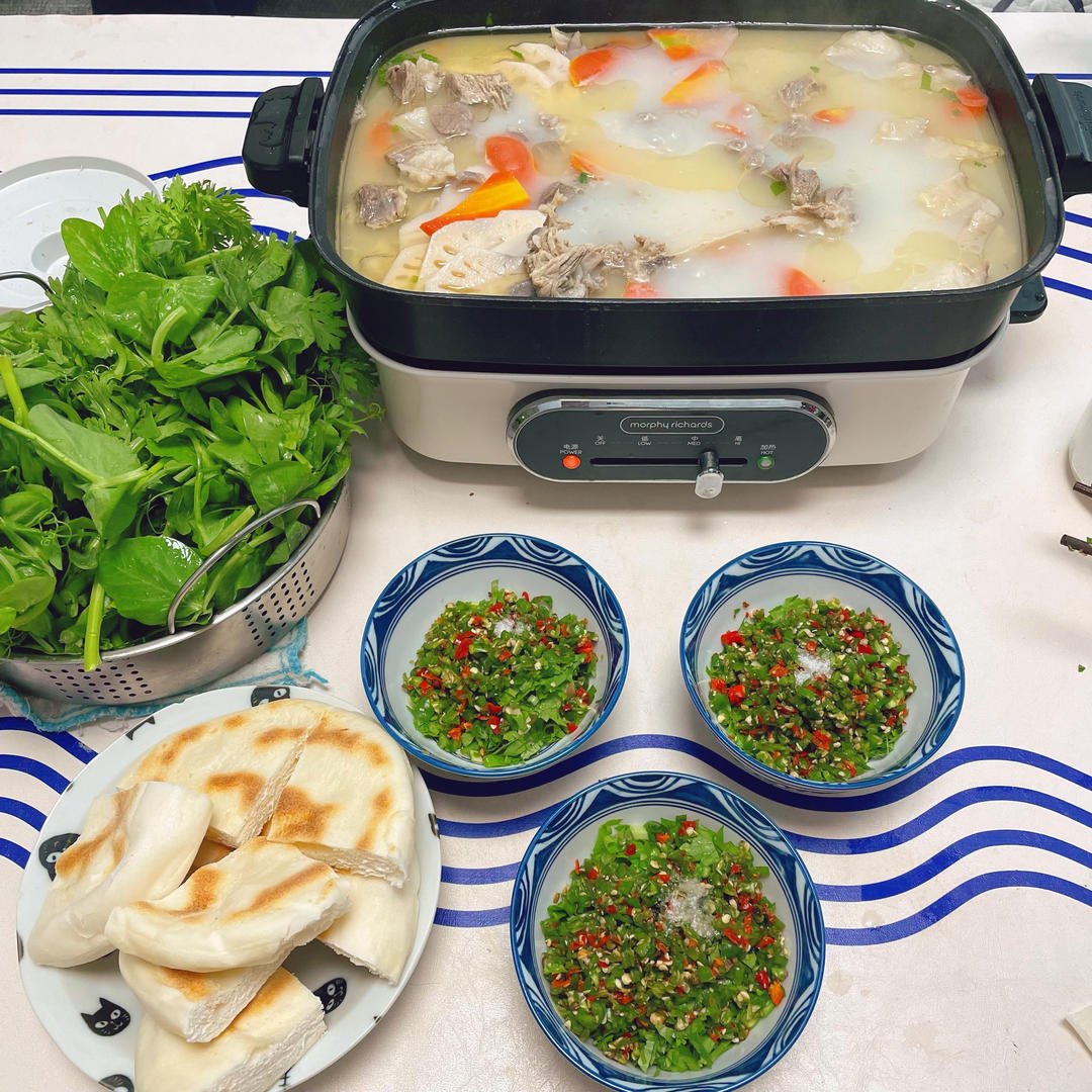 厨师长教你：“羊肉汤”的家常做法，天气冷了喝一口全身都暖暖的