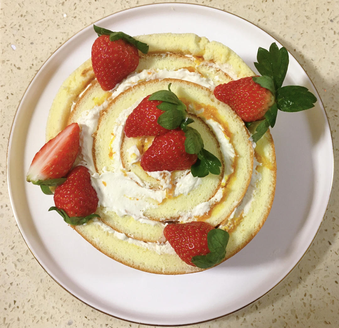 草莓年轮蛋糕，不用抹面不怕卷裂，好看又好吃，圣诞蛋糕就是她了！