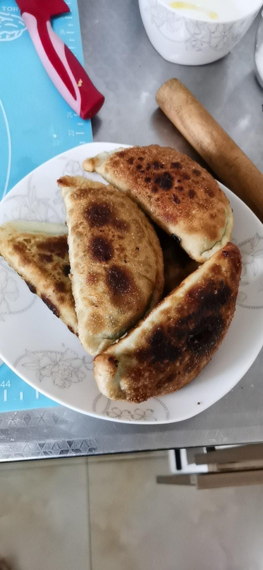 鲜香韭菜盒子（附超详细捏花边视频）