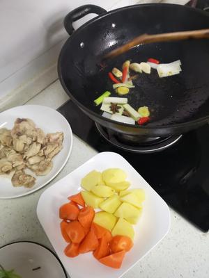 土豆烧鸡腿肉的做法 步骤3