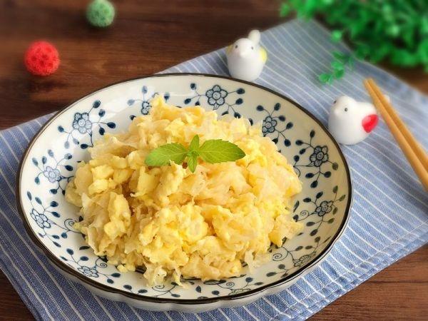 家常小炒-银耳炒鸡蛋