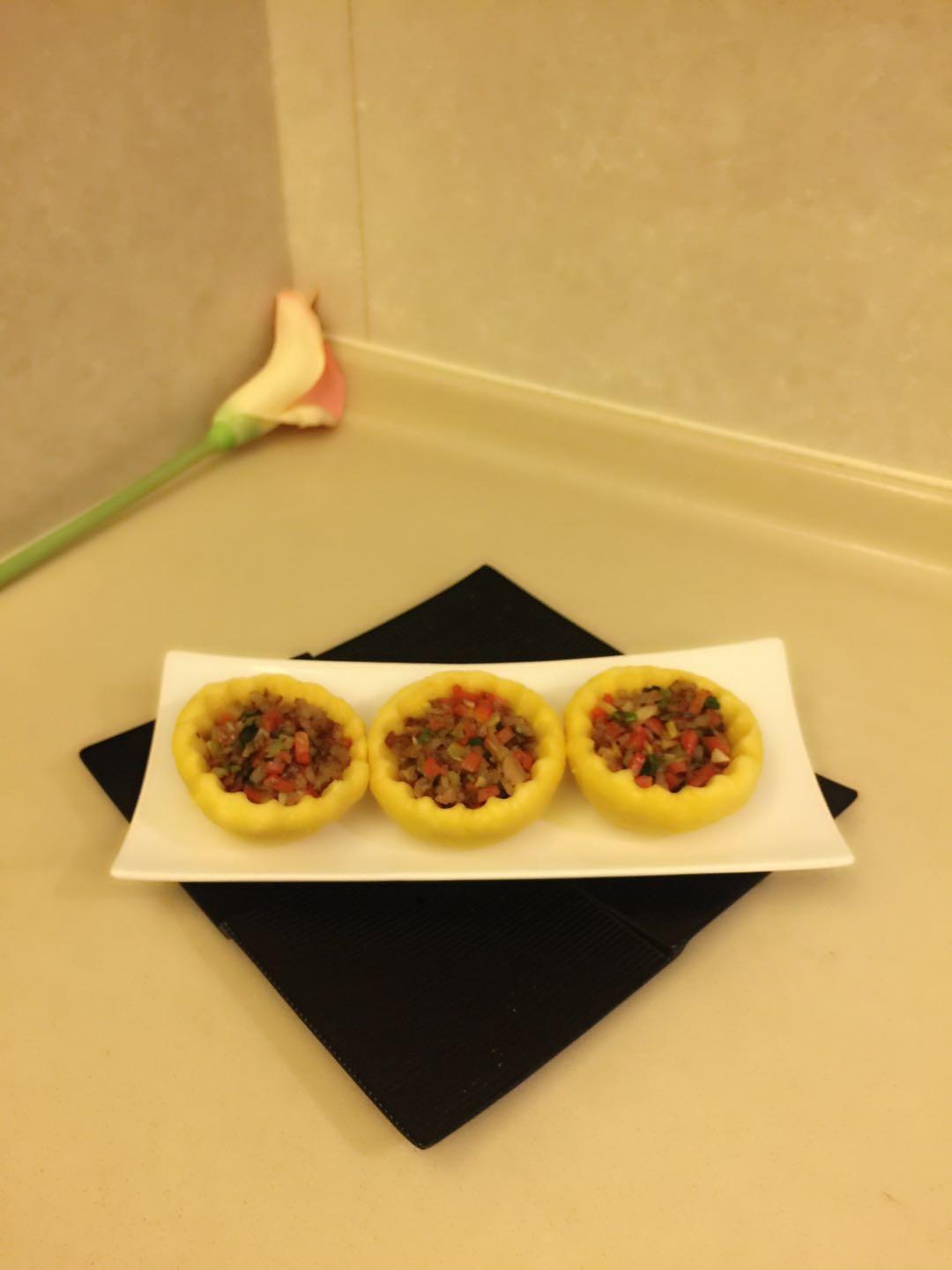 玉米面3，面粉1，鸡蛋2，酵母粉，牛奶揉面团后醒发20分钟才做，另炒馅放入饼坯中