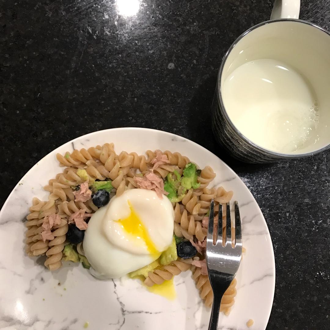 牛油果通心粉沙拉+温泉蛋topping