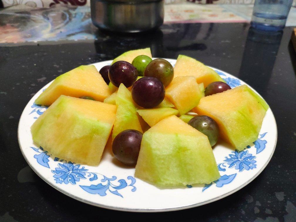 凤子陈做的哈密瓜水果拼盘 如此的赏心悦目