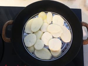 满口留香的土豆黄金虾球的做法 步骤2