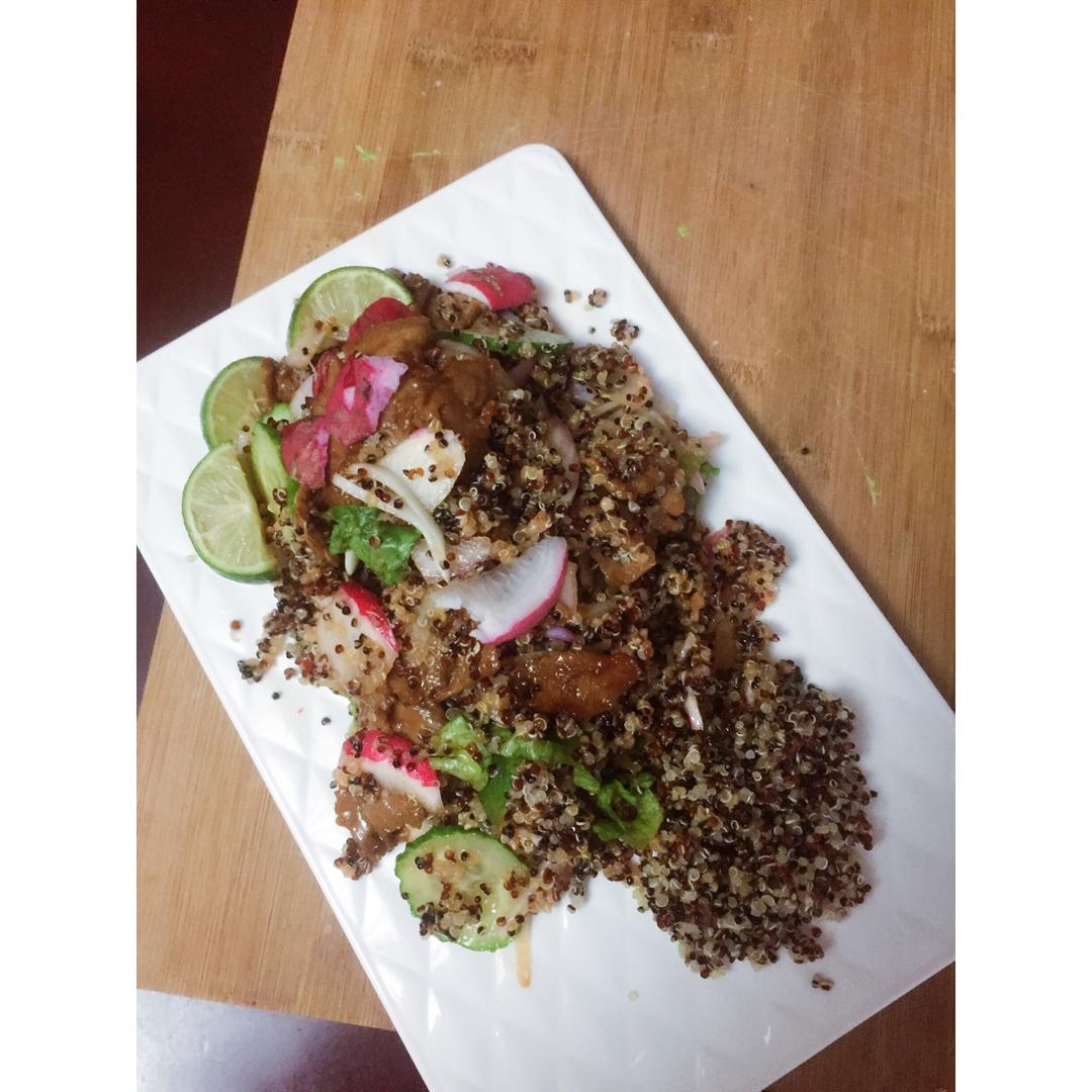 「碧浪净享简单锋味」- 藜麦猪颈肉沙拉