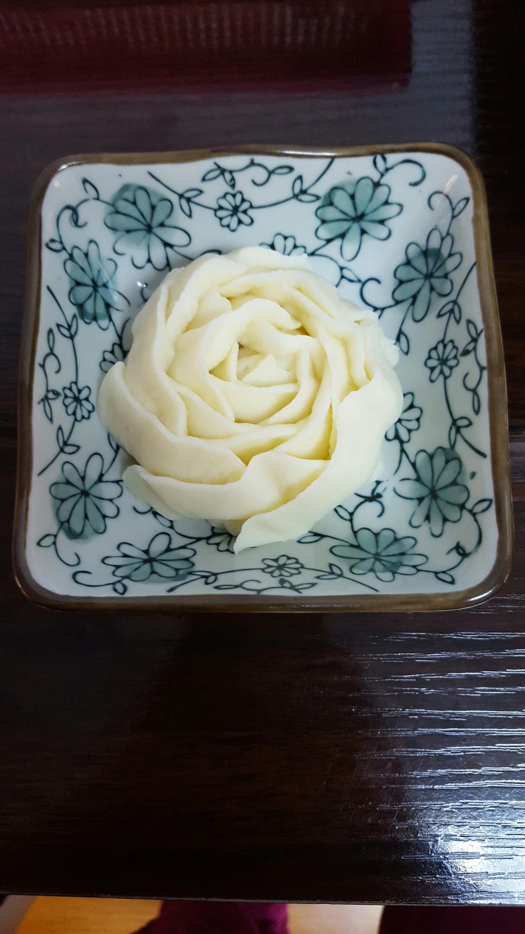 山药花的做法小贴士一定要【过筛】,不然没有颗粒会挤在裱花嘴口处