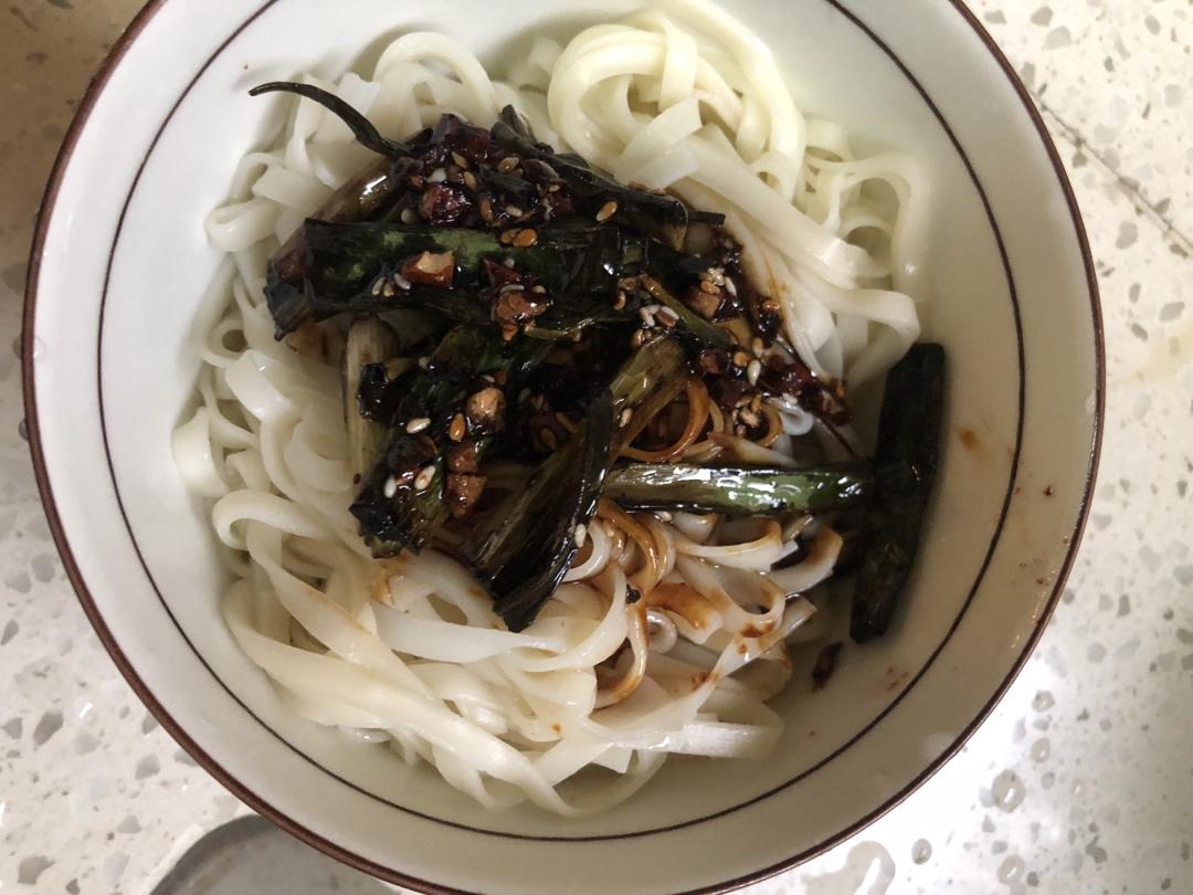 10分钟搞定的一碗葱油拌面