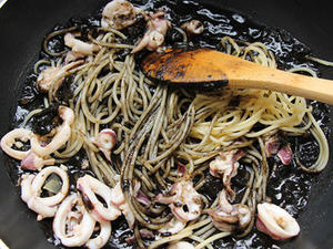 意大利风情---烟肉蘑菇鲜虾墨鱼汁面的做法 步骤7
