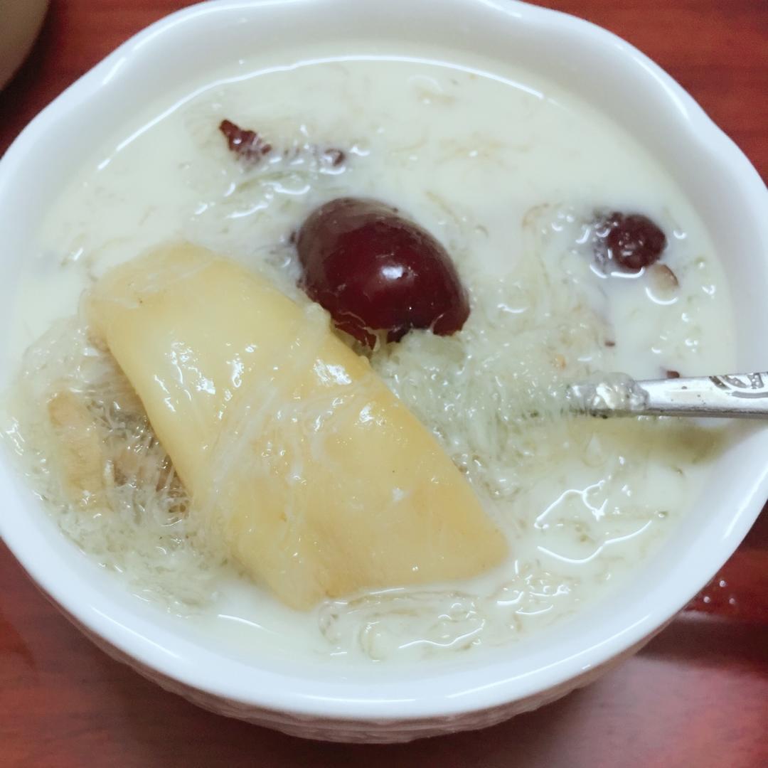 花胶鲜奶炖燕窝
