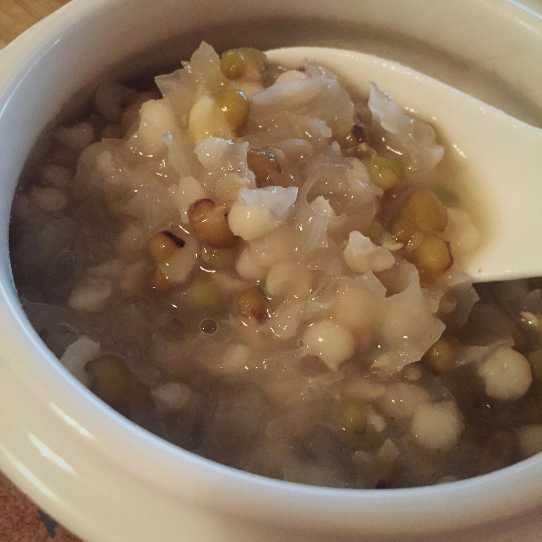 红枣薏米银耳羹