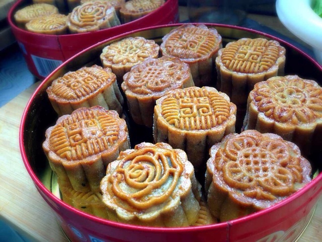 广式蛋黄莲蓉月饼