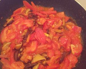 番茄香菇巴沙鱼汤+各种配菜的做法 步骤6