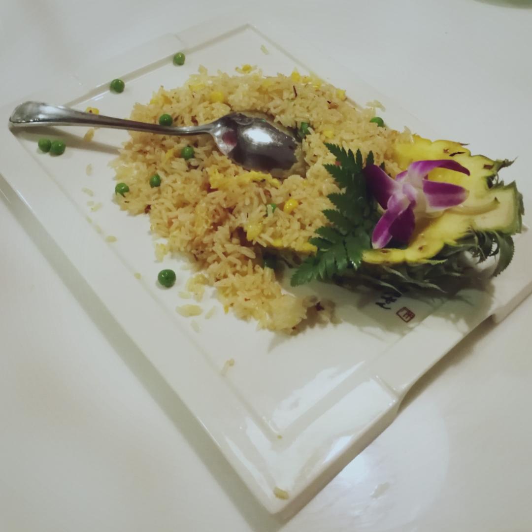 时令水果鸡丁—多彩菠萝船