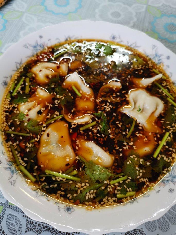 省时又便捷，没人能抗拒这碗酸汤水饺！🥟