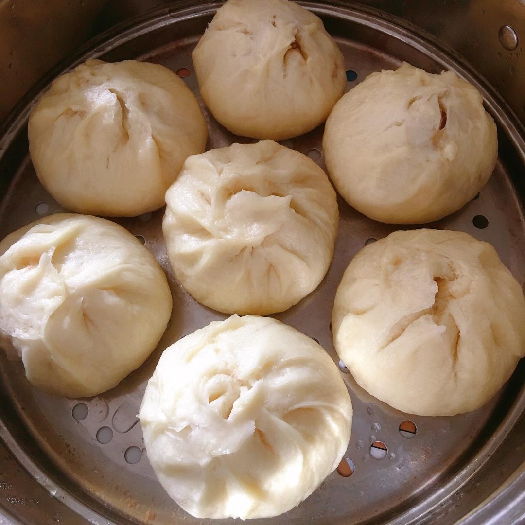 松软多汁的肉包子